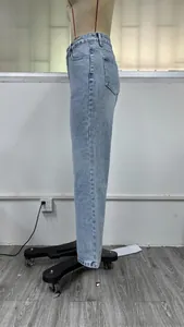 Seitenansicht von hellblauen High-Waist-Jeans mit geradem Bein an einer Schaufensterpuppe