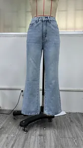 Hellblaue Jeans mit hoher Taille und geradem Bein auf einer Schneiderpuppe gezeigt