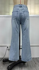 Detaillierte Rückansicht der hoch taillierten Straight-Leg-Denim-Jeans für Damen in Hellblau