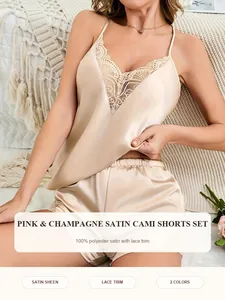 Vue détaillée d'un ensemble caraco et short en satin champagne avec dentelle délicate