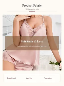 Détail d'un pyjama en satin rose avec bordure en dentelle et texture soyeuse