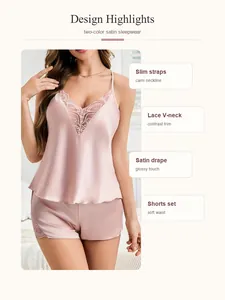 Détail de l'ensemble de nuit en satin rose avec col en V et dentelle pour femme