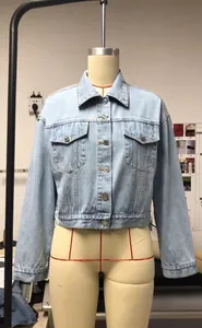 Vorderansicht einer hellblauen kurzen Jeansjacke auf einer professionellen Schneiderpuppe