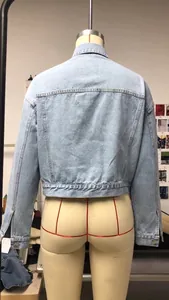 Detaillierte Rückansicht einer hellblauen kurzen Jeansjacke auf einer Schneiderpuppe