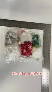 Vista dettagliata di tre gnomi di Natale con righello per la misura della taglia
