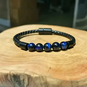 Detaillierte Nahaufnahme eines schwarzen geflochtenen Lederarmbands für Herren