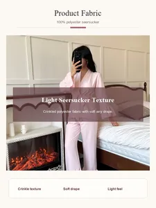 Detailansicht des rosa Seersucker-Pyjama-Sets für Damen mit weicher Crinkle-Struktur.
