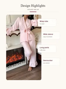 Rosa Seersucker-Pyjama-Set mit Wickelrobe und Rüschenhose in der Detailansicht, Baumwolle