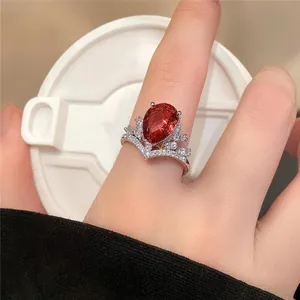 Detailopname van een elegante ring met rode druppelvormige zirkoon en sprankelende accenten