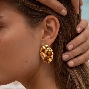 Detailansicht der Vintage Gold-Ohrringe mit unregelmäßiger Form und Tigerauge-Steinen