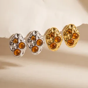 Detailansicht der Vintage-Ohrringe aus Edelstahl mit unregelmäßigem Hammer-Design.