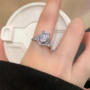 Close-up van een sprankelende peervormige zirkoon ringenset op een vinger