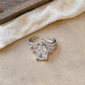 Detailweergave van een luxe open ring met peervormige zirkonia-steen en zilveren afwerking