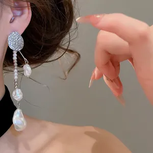 Vue détaillée de boucles d'oreilles vintage en argent froissé avec perles baroques