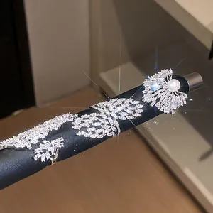Vue détaillée des bagues géométriques serties de zircones étincelantes et de perles