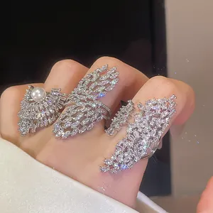 Gros plan détaillé de bagues de luxe étincelantes en zircone et perles au doigt