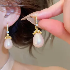 Elegante 18k vergulde druppeloorbellen met roze parels en schitterende zirkonia accenten