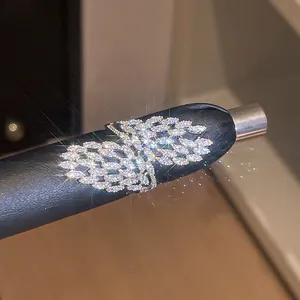 Détail en gros plan d'une bague géométrique ouverte sertie de zircons brillants