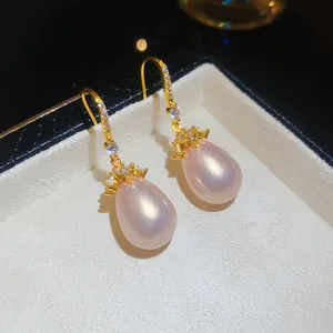Macro detail van elegante roze druppelparel oorbellen met 18k goudvergulding en zirkoon