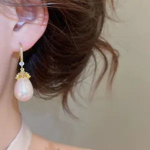 Gedetailleerd zijaanzicht van een Franse retro oorbel met roze parel en 18k gouden laag.