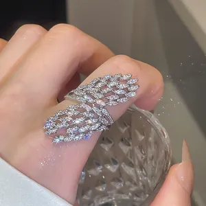 Vue rapprochée d'une bague ouverte luxueuse en forme d'aile avec zircons brillants