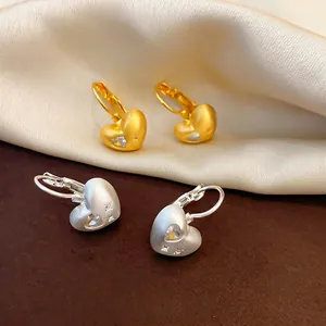 Boucles d'oreilles créoles cœur élégantes avec zircons et fini mat, ensemble or et argent