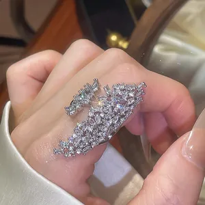 Détail macro de pierres de zircone cubique étincelantes sur une bague argentée ouverte