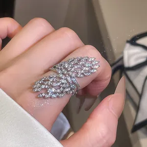 Bague plume argentée scintillante et luxueuse avec pierres de zircone pour femme