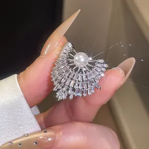 Vue détaillée d'une bague ouverte en perle et zircon avec un design radiant scintillant.