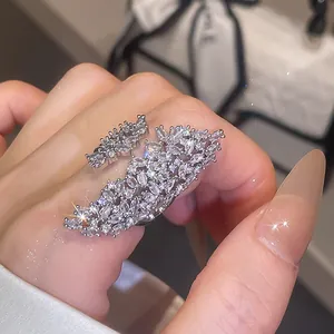 Gros plan sur les pierres étincelantes en zircone cubique taille marquise de la bague.