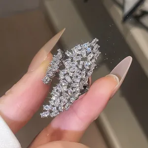 Vue détaillée d'une bague ouverte en zircon étincelant avec des pierres marquises