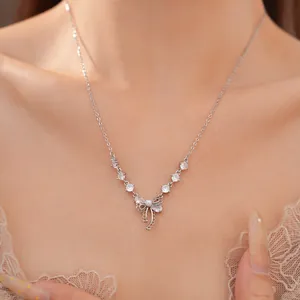 Detailansicht einer silbernen Schleifenkette mit Zirkonia-Steinen und einer zarten Perle