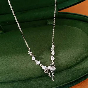 Nahaufnahme der eleganten silbernen Schleifenkette mit Perle und Zirkonia Steinen.