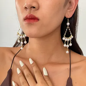 Detailansicht von Vintage Perlen-Ohrringen mit Zirkonia-Wassertropfen und Quasten