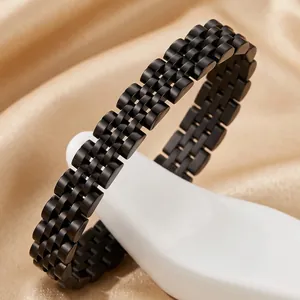 Detailopname van een luxe matzwarte roestvrijstalen schakelarmband in horlogebandstijl