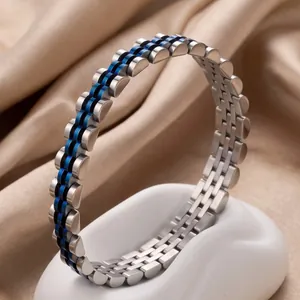 Macro-detailweergave van een roestvrijstalen armband met blauwe horlogeband-schakels.