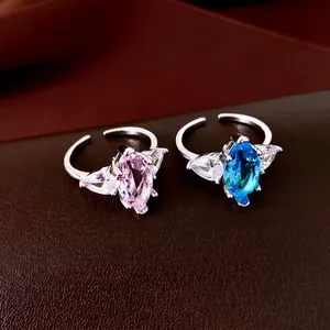 Bagues ouvertes élégantes avec zircons taille marquise rose et bleu sur fond de cuir