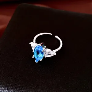 Bague ouverte élégante ton argent avec zircon bleu marquise et pierres d'accent claires