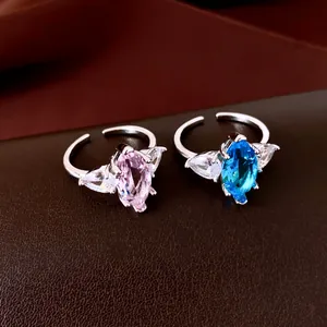 Nahaufnahme der luxuriösen verstellbaren Ringe mit rosa und blauem Zirkonia-Stein.