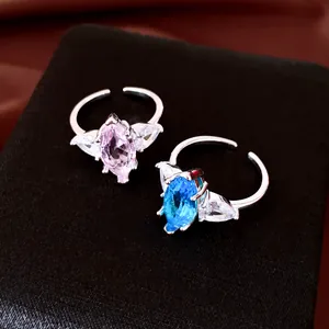 Nahaufnahme eleganter rosa und blauer Zirkon-Ringe mit Marquise-Schliff auf Box