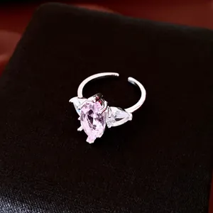 Nahaufnahme eines silbernen offenen Rings mit einem rosa Zirkonstein im Marquise-Schliff