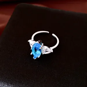 Makroaufnahme des blauen Zirkon-Ringes mit Marquise-Schliff auf dunkler Textur