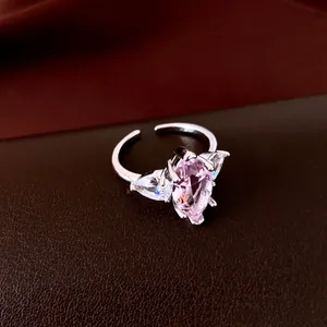 Makroaufnahme eines silbernen Rings mit pinkfarbenem Zirkonia im Marquiseschliff.