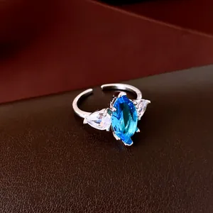 Detailansicht eines luxuriösen blauen Zirkonrings im Marquise-Schliff für Frauen