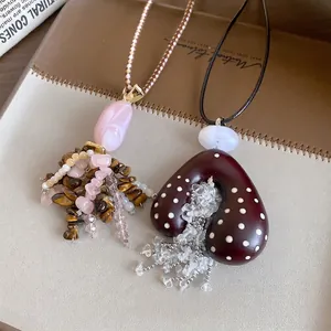 Ethnische böhmische Polka-Dot-Herz-Acrylhalskette mit Steinquasten an Lederschnur.