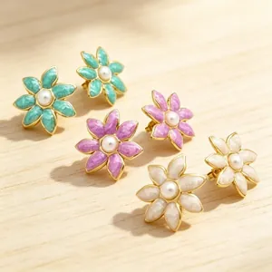 Lot de trois paires de boucles d'oreilles fleurs en émail et perles vintage.
