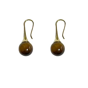 Eleganti orecchini a gancio in oro con pietre sferiche di occhio di tigre lucido