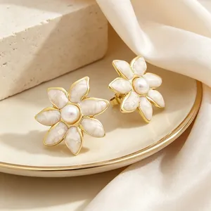 Élégantes boucles d'oreilles vintage en émail en forme de fleur avec perle centrale