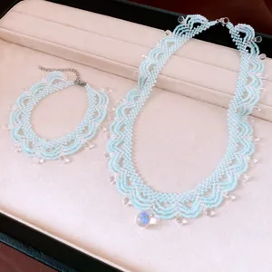 Ensemble élégant de collier et bracelet en dentelle de perles bleu clair avec cristaux