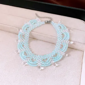 Détail du bracelet en dentelle perlée bleu clair avec perles gouttes claires.